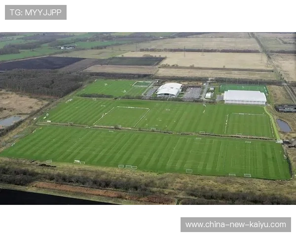 曼联的训练与引援体系正逐步向现代足球管理靠拢，曼联训练基地叫什么