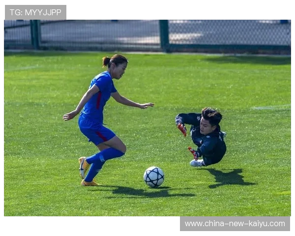 守门员出击争顶训练:判断飞行弧线与防守站位并行 守门员出击争顶训练:判断飞行弧线与防守站位并行