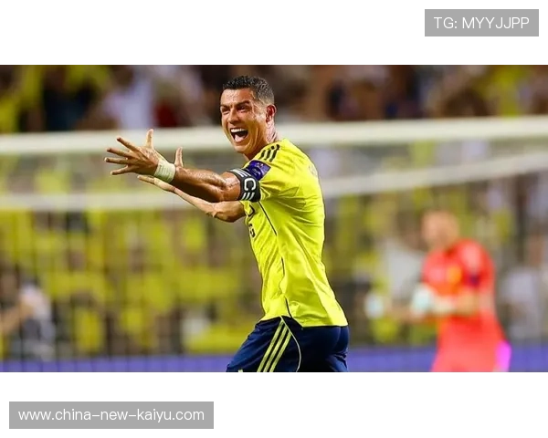 厄德高巧妙脚后跟做球创造绝佳机会